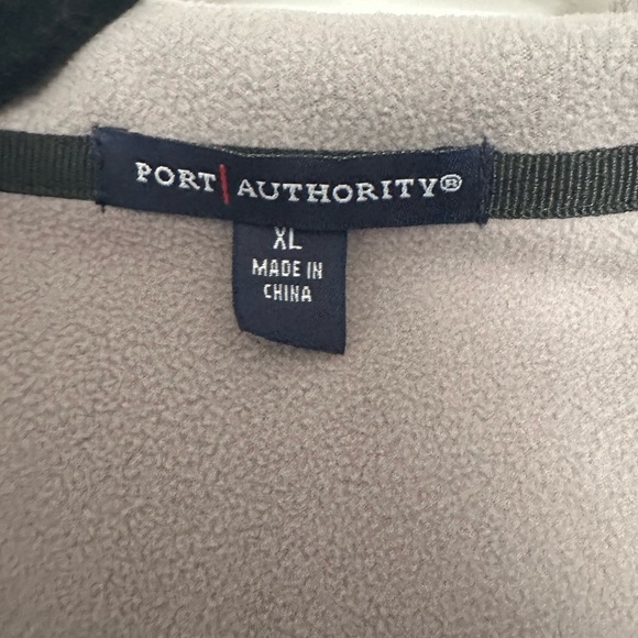 RAISING HOPE SEASON 2 CREW JACKET!!size XL PLUS HAND SIGNED XMAS CD - Picture 2 of 8